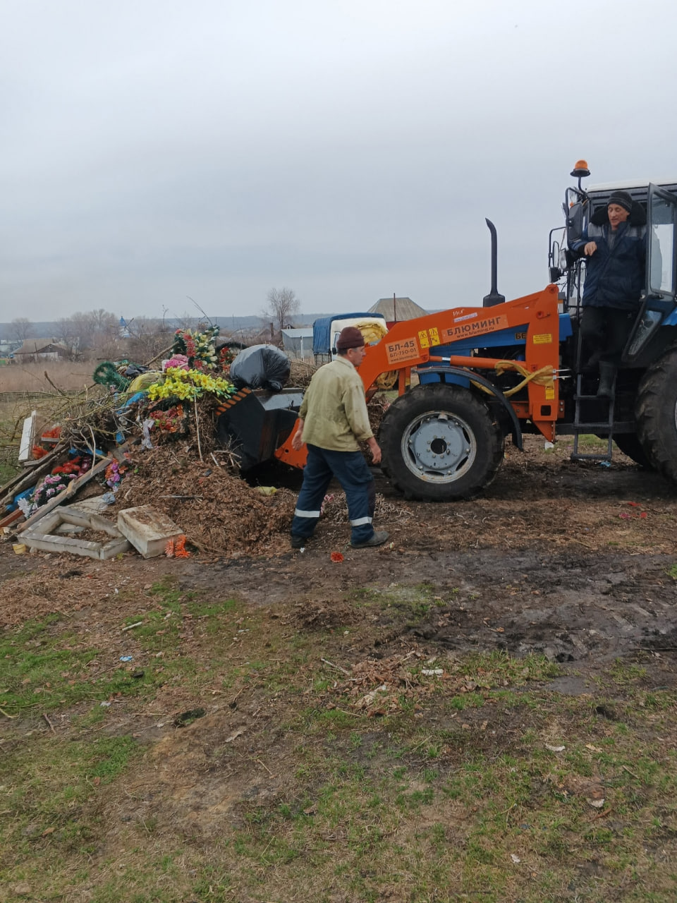 В рамках проведения месячника по благоустройству и санитарной очистке на территории с. Дракино активно продолжаются работы по благоустройству и улучшению санитарного состояния территории..