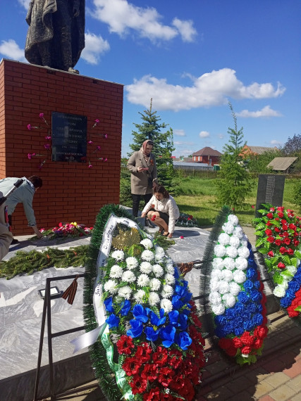 Сегодня, 8 мая,   состоялось торжественное возложение  цветов и венков к Братской могиле..