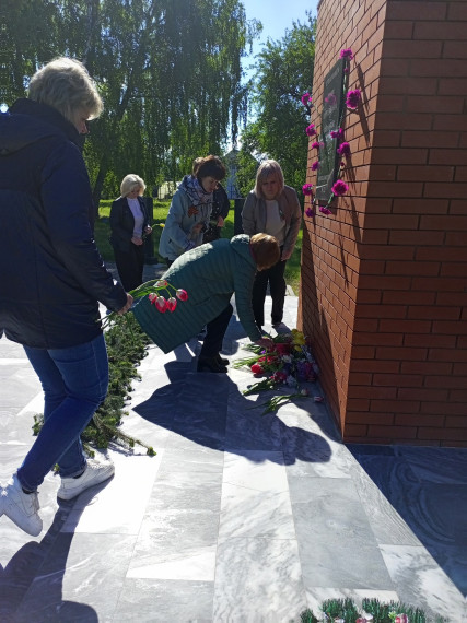 Сегодня, 8 мая,   состоялось торжественное возложение  цветов и венков к Братской могиле..